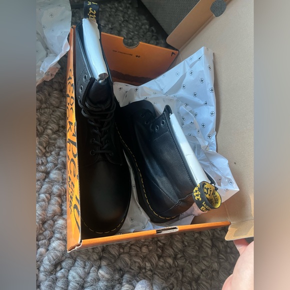 Dr. Martens Leather Boots New in box - 1460 SMOOTH LEATHER LACE UP BOOTS - Picture 2 of 3